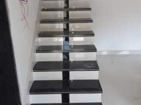 THI CÔNG CẦU THANG ỐP ĐÁ HOA CƯƠNG ĐĂK LĂK